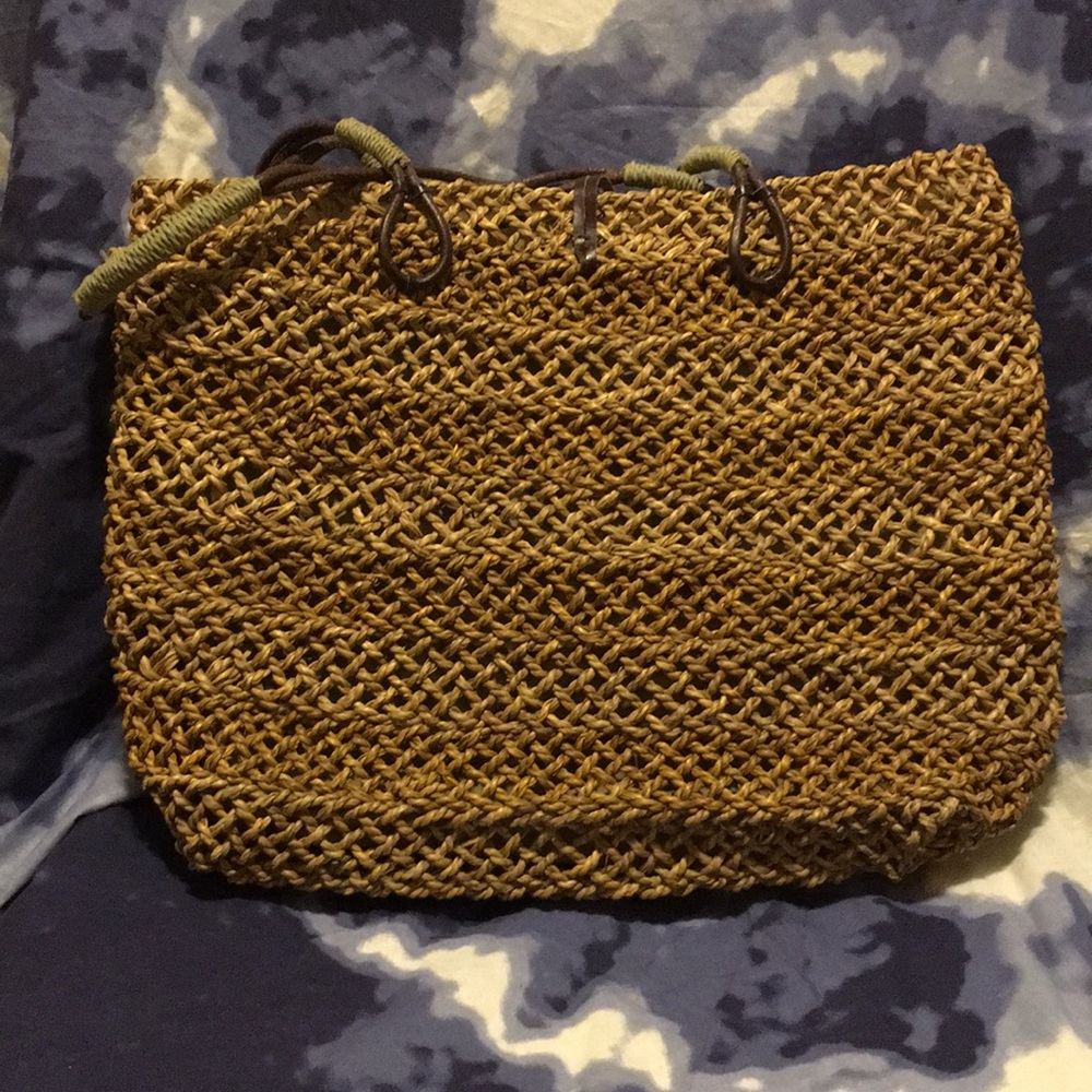 Straw bag with button closure - Picture 2 of 5